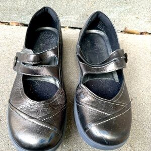Aravon Mary Jane 8 Gray Metallic Women’s Buckle Comfort Casual Shoes